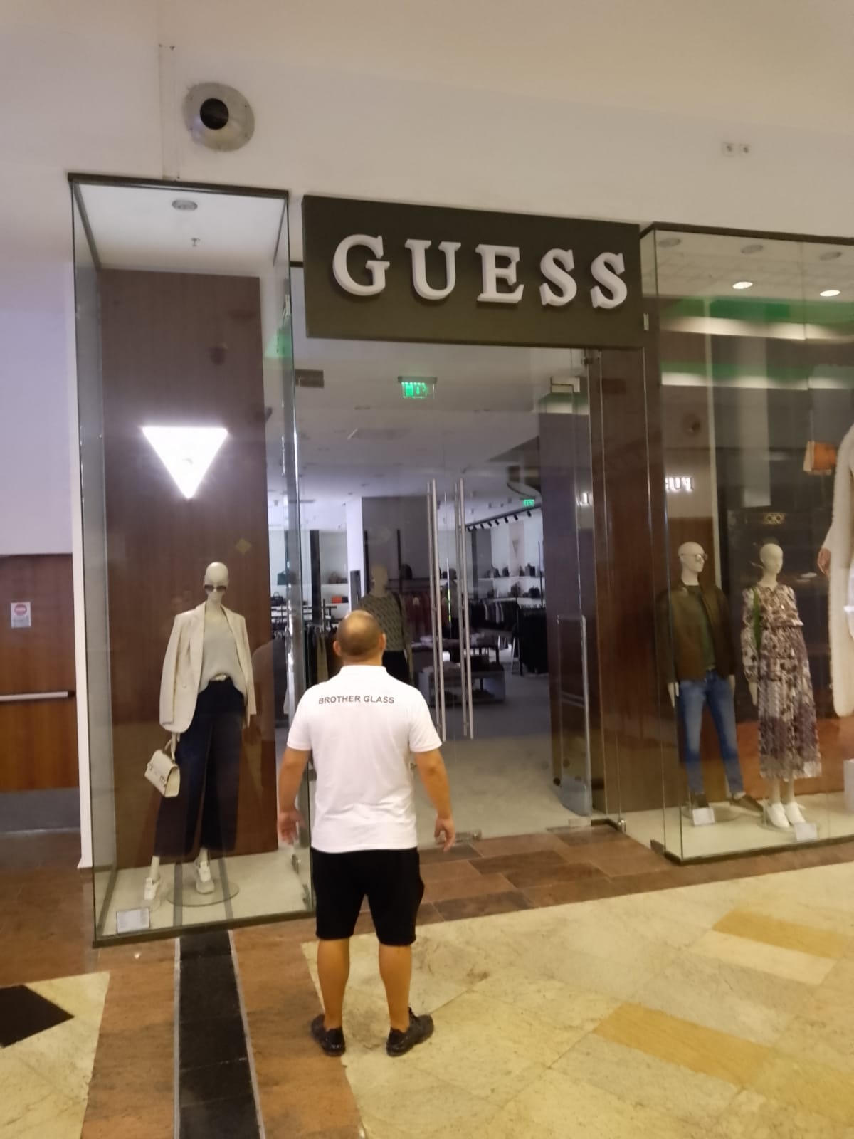Montaj de vitrină comercială din sticlă realizat de echipa Experience in Glass